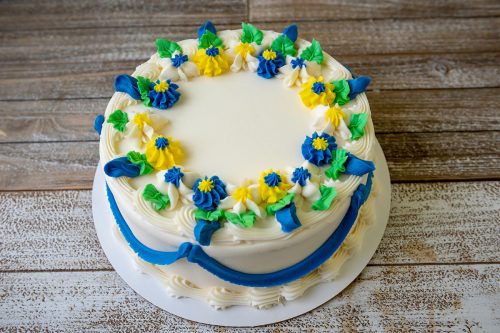 White Wildflowers Round Cake